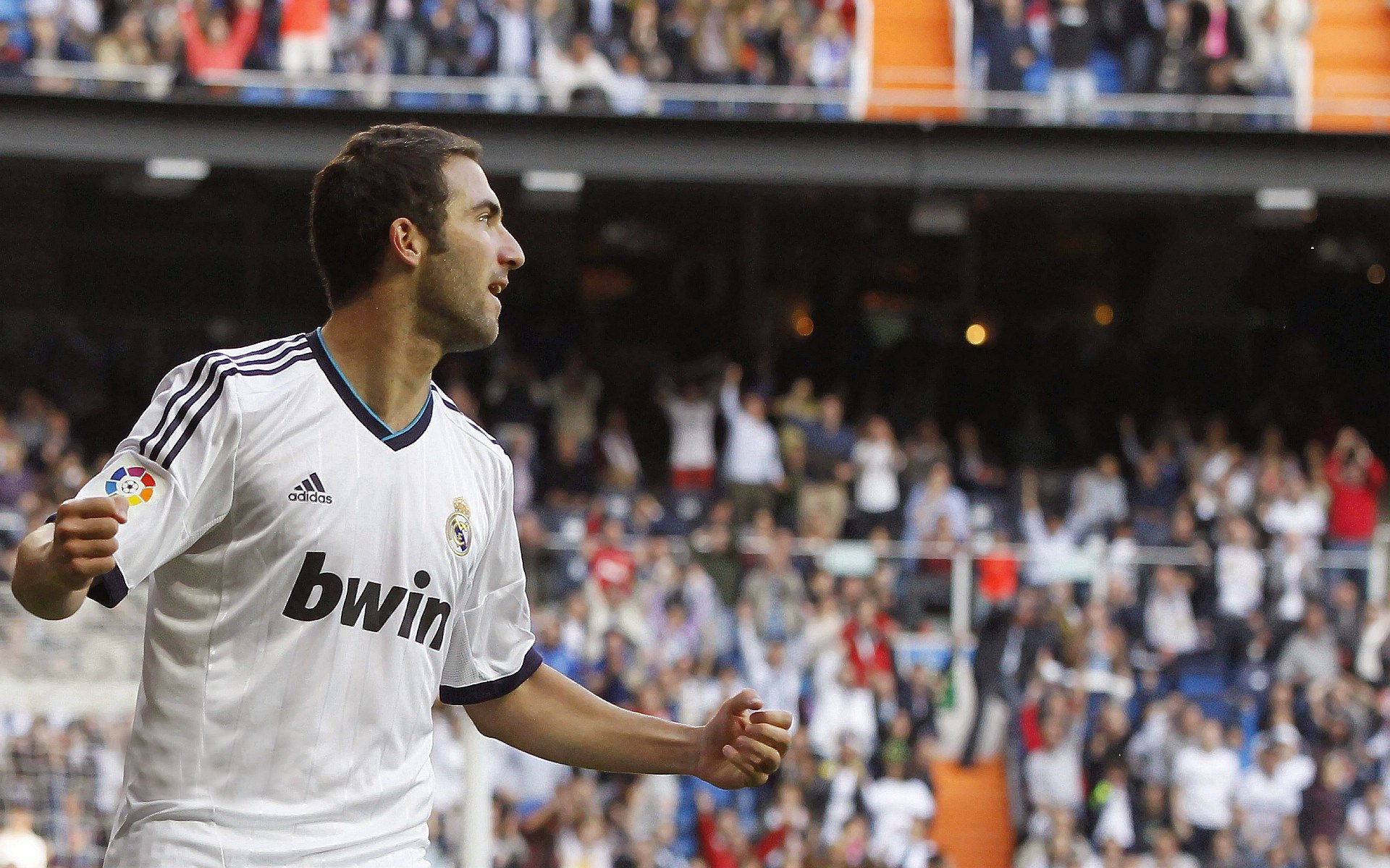 拜仁通过灵活换位制造局部优势,拜仁轮换阵容