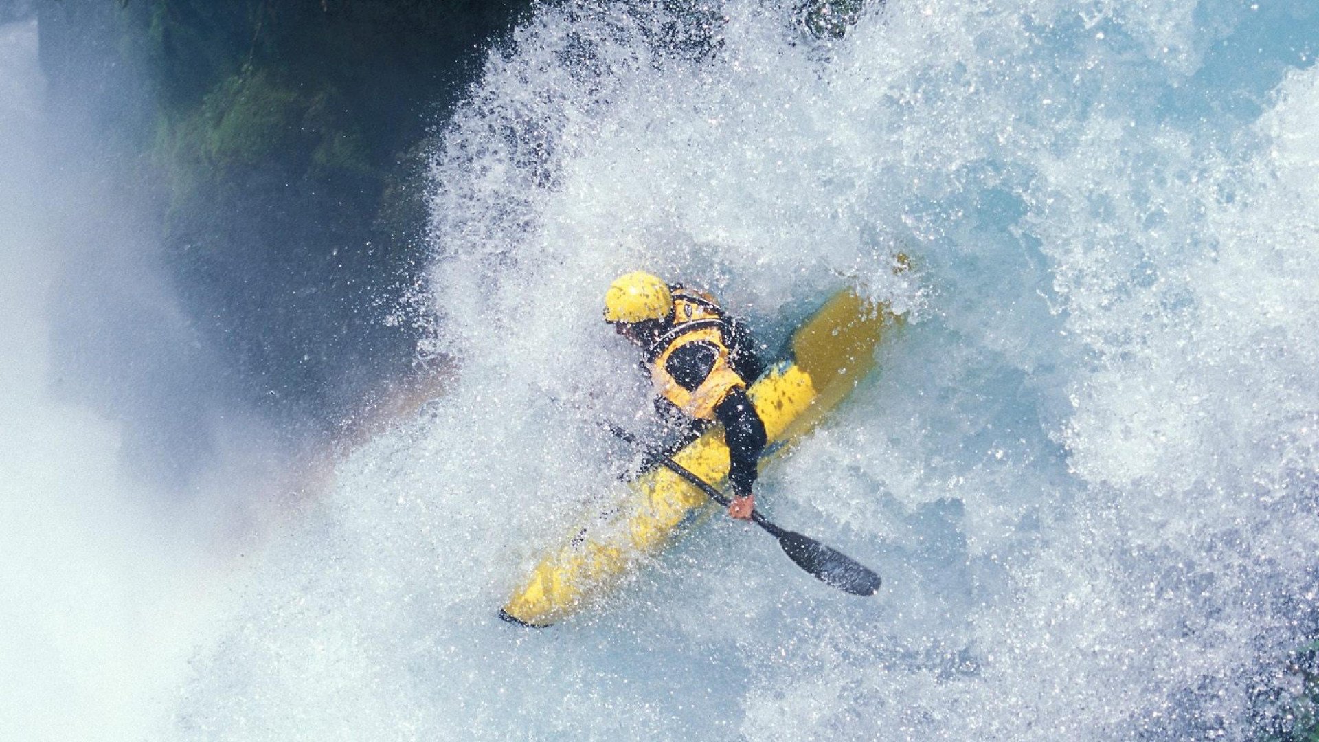 水球对抗赛突尼斯打出整体配合，水球身体对抗