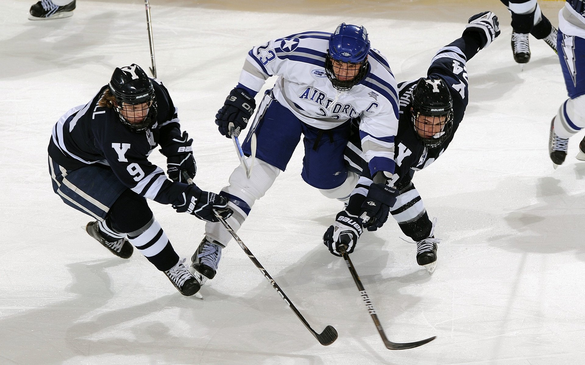 水球对抗赛突尼斯打出整体配合，水球身体对抗